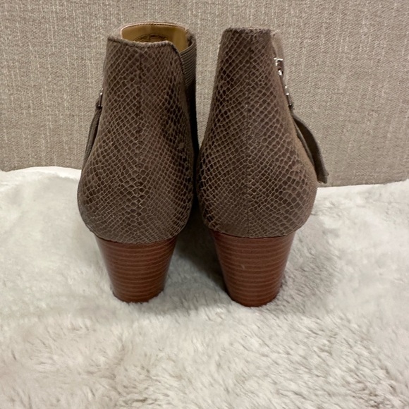 Vionic Taupe Annie Suede Snake Print Ankle Boots Women’s Size 8.5 - Picture 3 of 6